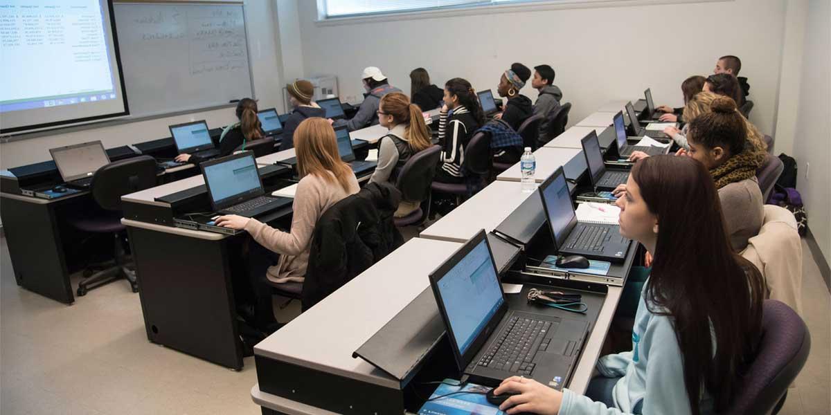 AACC students in a computer classroom.